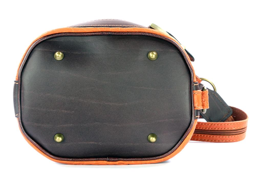 Todi - soft leather versatile bag - showing the base