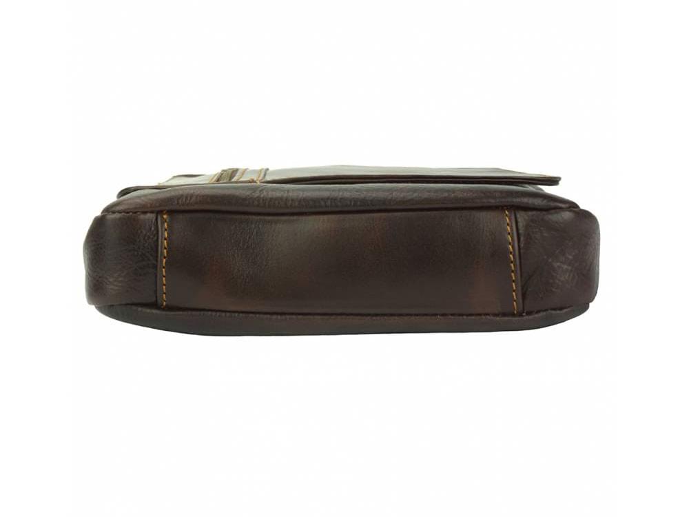 Roana (dark brown) - A sleek, classic messenger bag